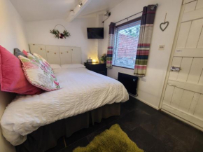 THE OLD LAUNDRY, Prestatyn, North Wales - a unique little dog-friendly space, a 5 min walk to beach & town!